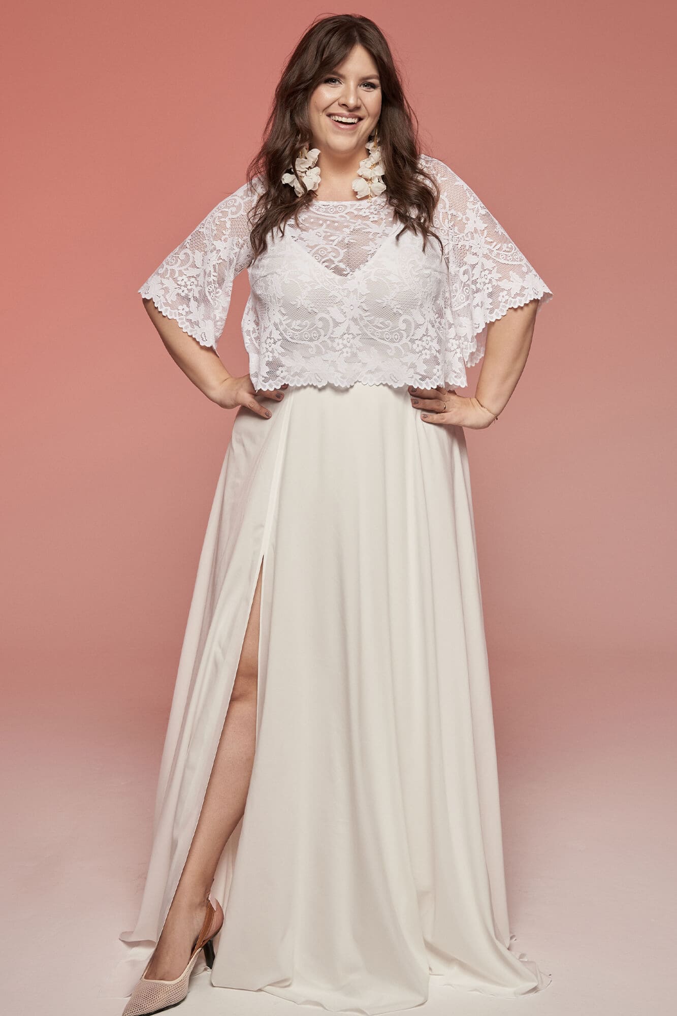 suknia ślubna z koronkowym topem i długą, zwiewną spódnicą z rozcięciem po boku