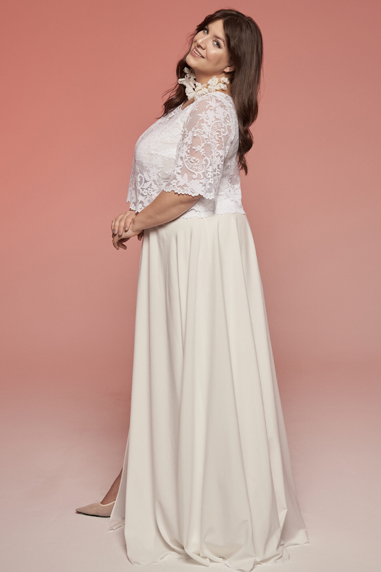 suknia ślubna z długą, białą spódnicą i koronkową górą z krótkim rękawem