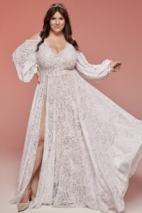 suknia ślubna z długim rękawem, z koronkowym wzorem i rozcięciem z boku