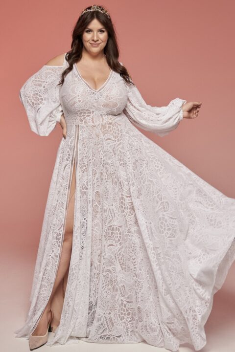 suknia ślubna z długim rękawem, z koronkowym wzorem i rozcięciem z boku