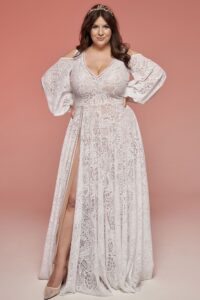 suknia ślubna z długimi rękawami, dekoltem w serek i rozcięciem po boku.