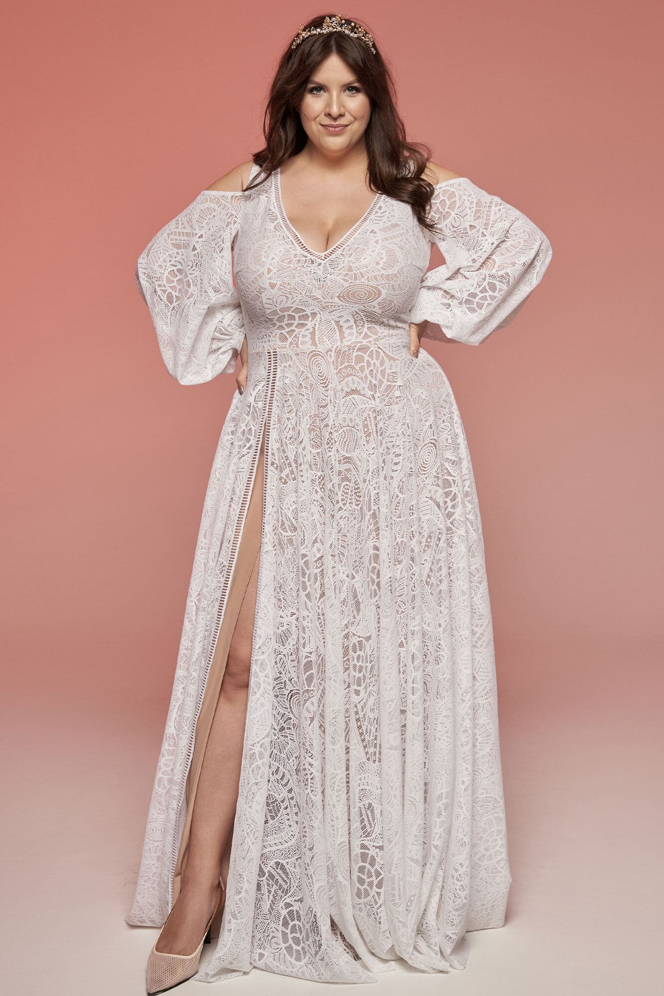 suknia ślubna z długimi rękawami, dekoltem w serek i rozcięciem po boku.