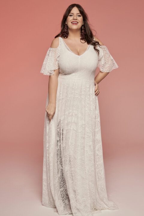 suknia ślubna z dekoltem w serek i rękawami z koronki, w kolorze białym