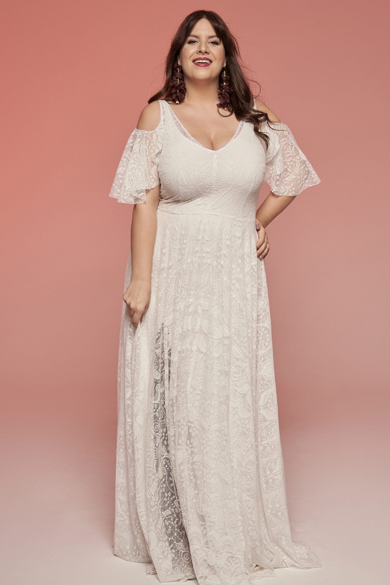 suknia ślubna z dekoltem w serek i rękawami z koronki, w kolorze białym