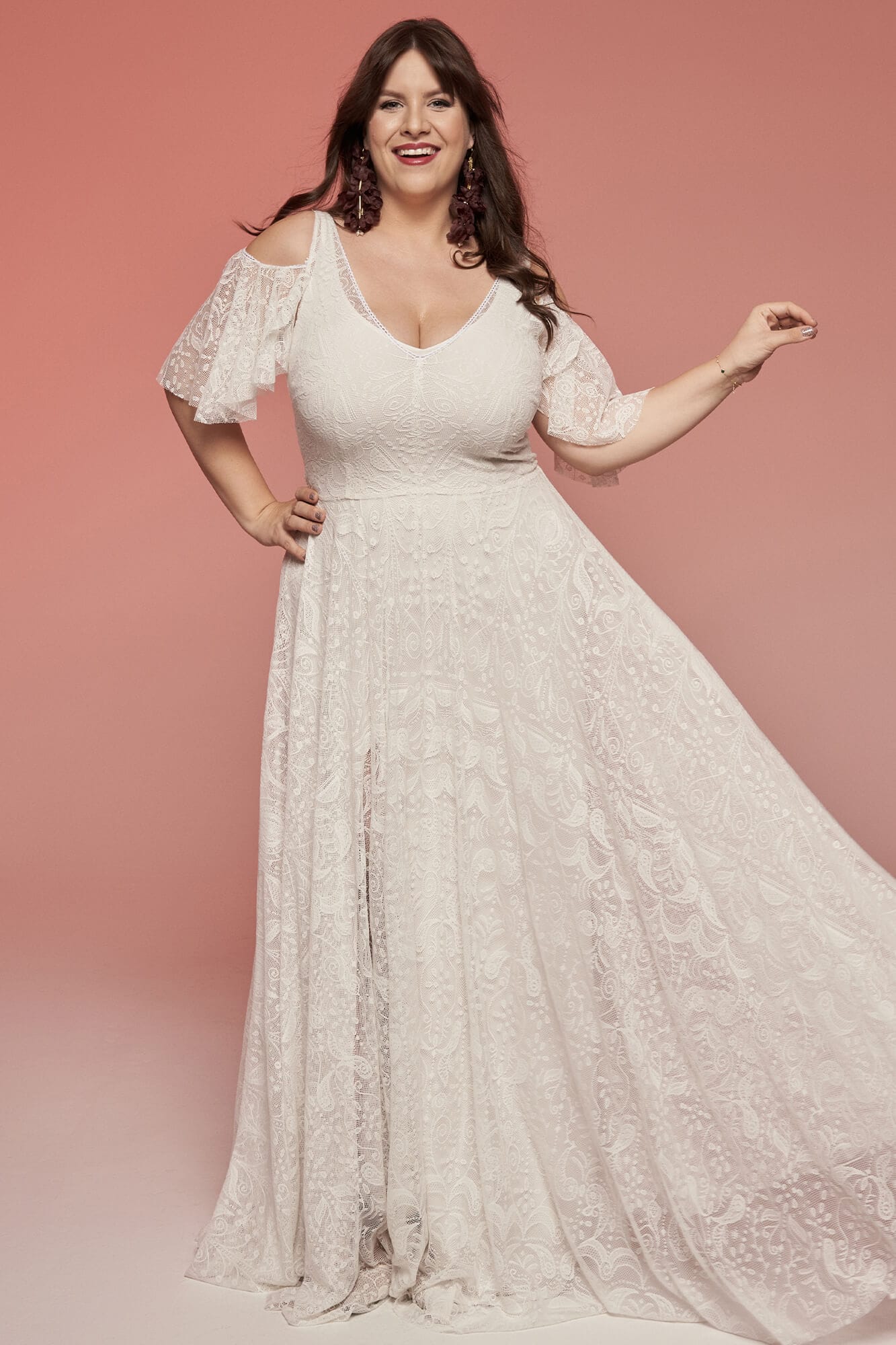 suknia ślubna z długimi, koronkowymi rękawami i dekoltem w kształcie litery V