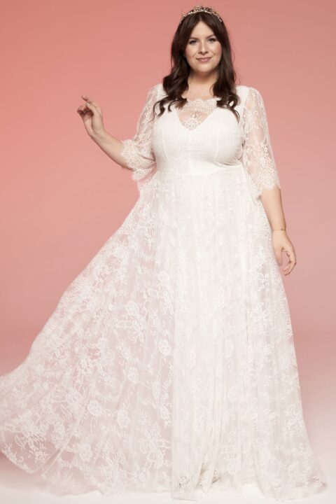 suknia ślubna z długimi koronkowymi rękawami i zwiewnym dołem, w kolorze białym