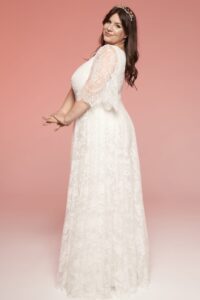 suknia ślubna z długim rękawem, o białym kolorze i koronkowej fakturze