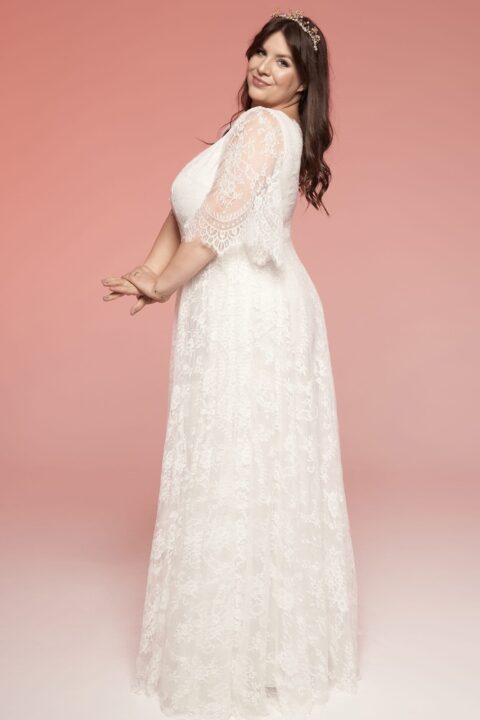 suknia ślubna z długim rękawem, o białym kolorze i koronkowej fakturze