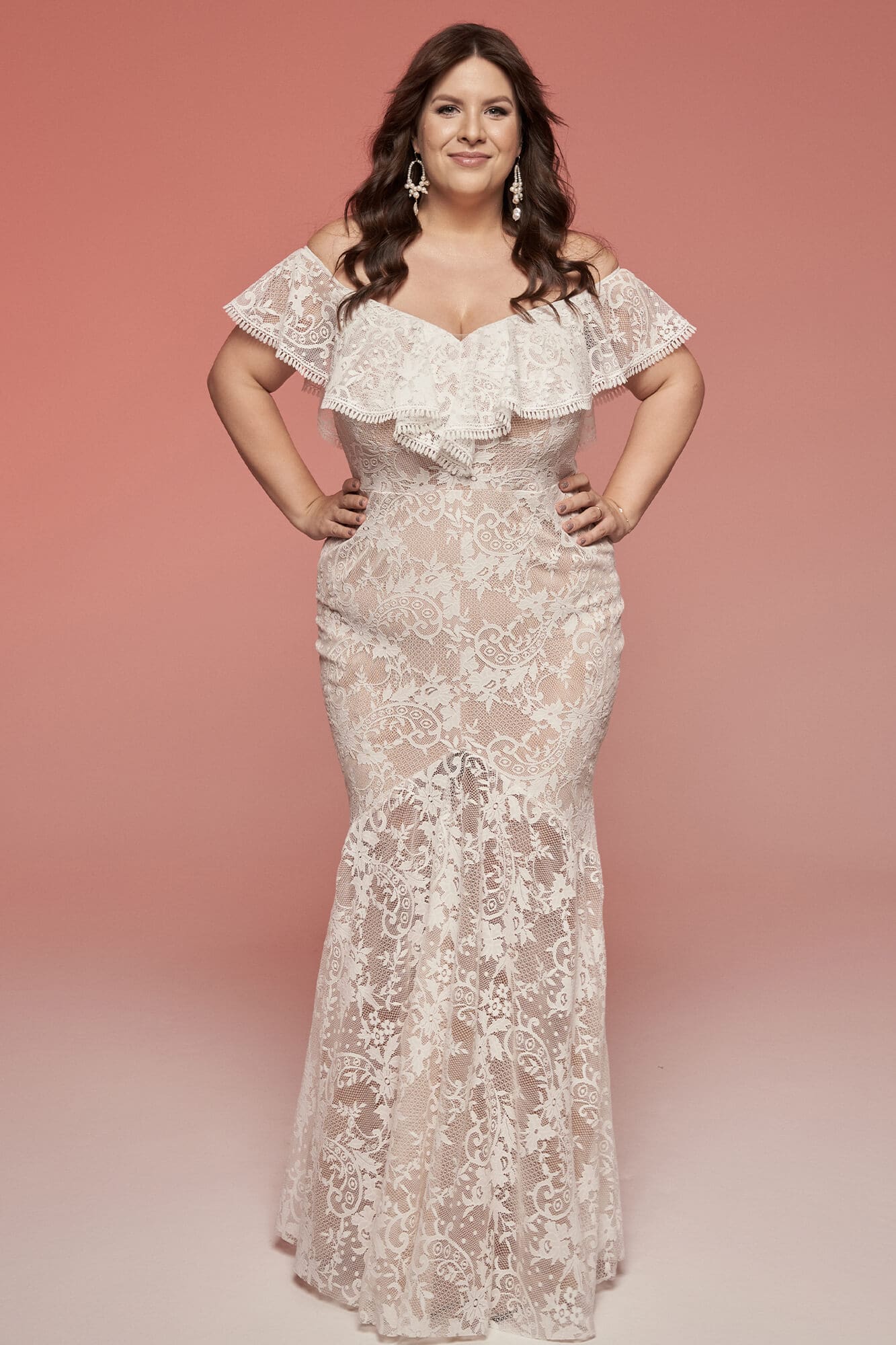 suknia ślubna z koronkowym wykończeniem i odkrytymi ramionami, w kolorze jasnoróżowym