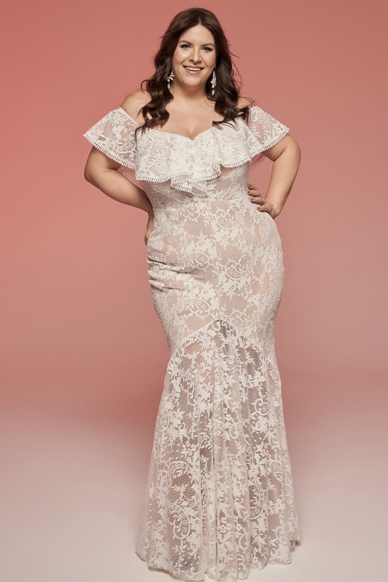 suknia ślubna z koronkowym wzorem, bez rękawów, z dekoltem w kształcie serca