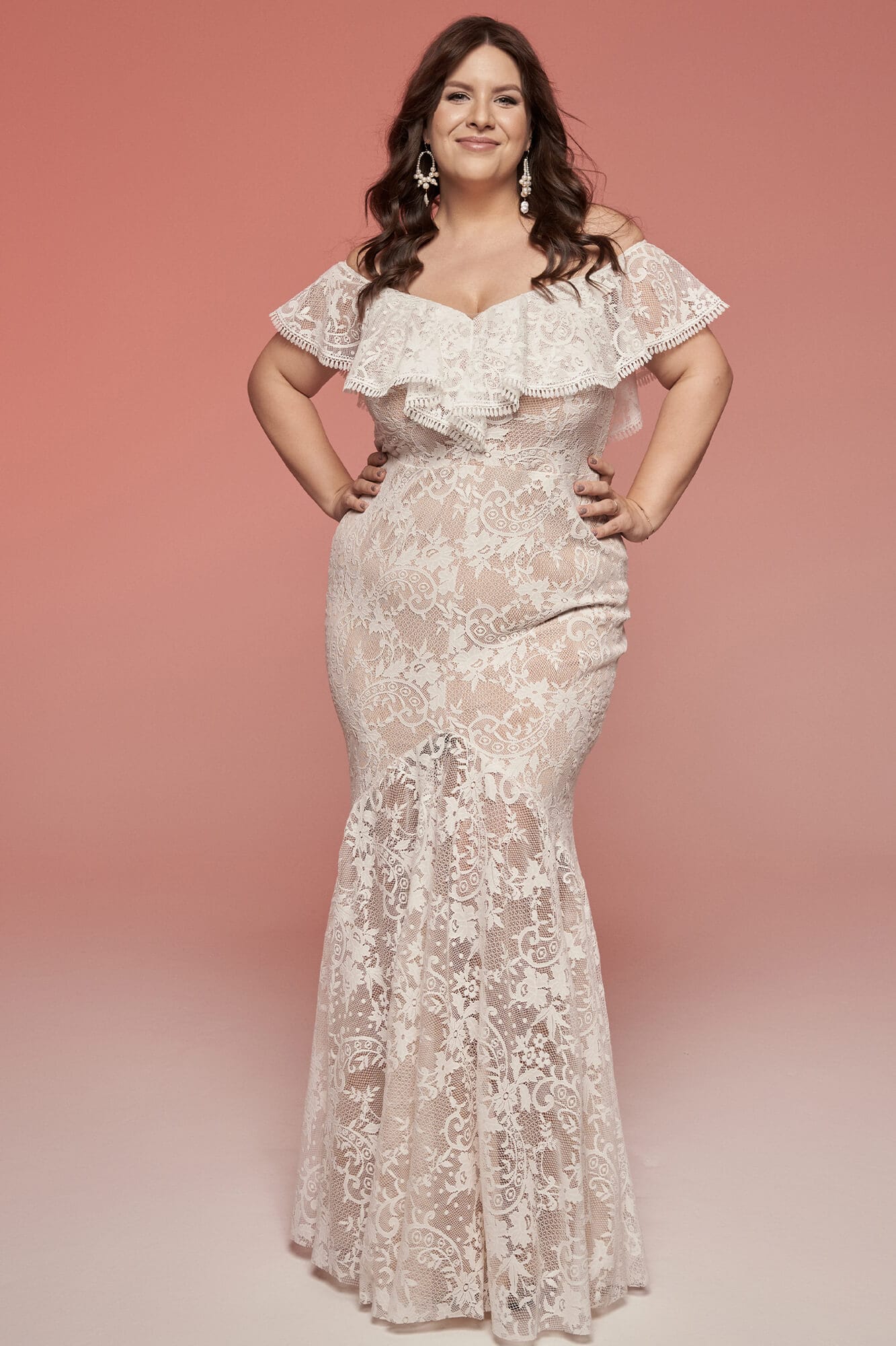 suknia ślubna z koronkowym wykończeniem, dopasowana do sylwetki, z falbanami na ramionach