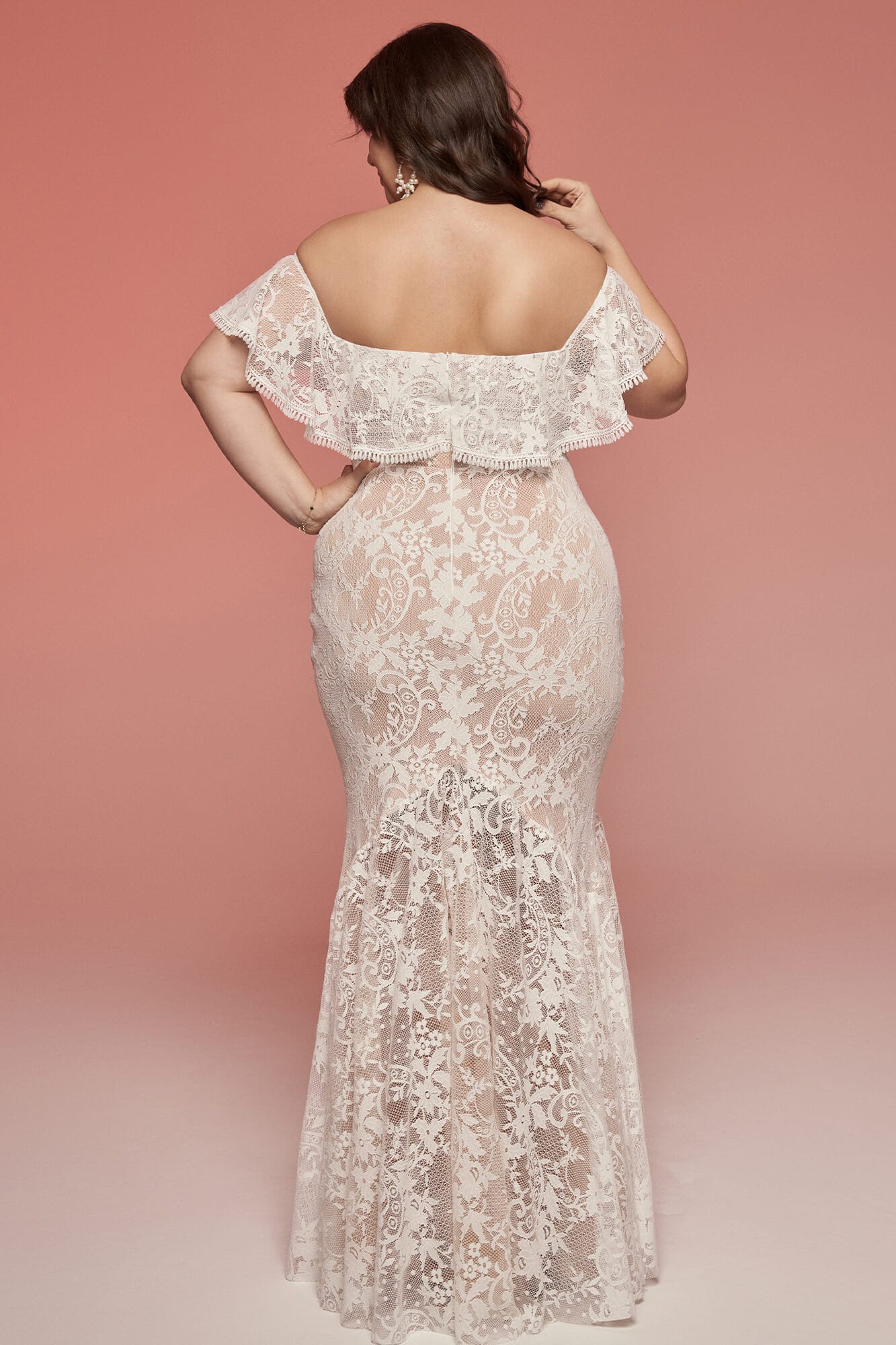 suknia ślubna z koronkowym wykończeniem i odkrytymi ramionami, widok z tyłu