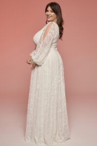 suknia ślubna z długimi, koronkowymi rękawami i falbaniastym dołem w kolorze białym