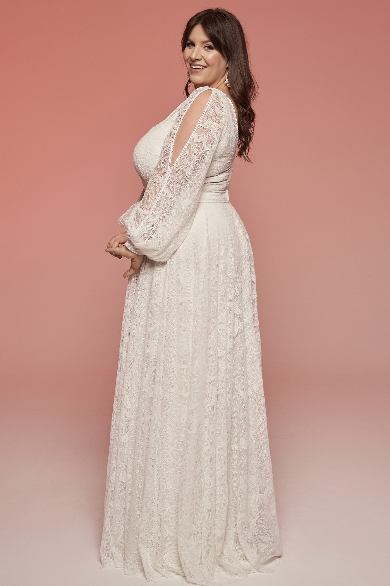 suknia ślubna z długimi, koronkowymi rękawami i falbaniastym dołem w kolorze białym