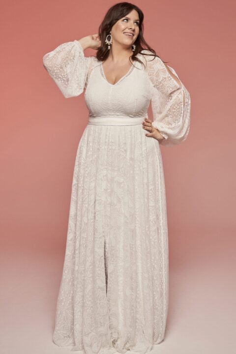 suknia ślubna z długimi, koronkowymi rękawami i dekoltem w serek, w kolorze białym