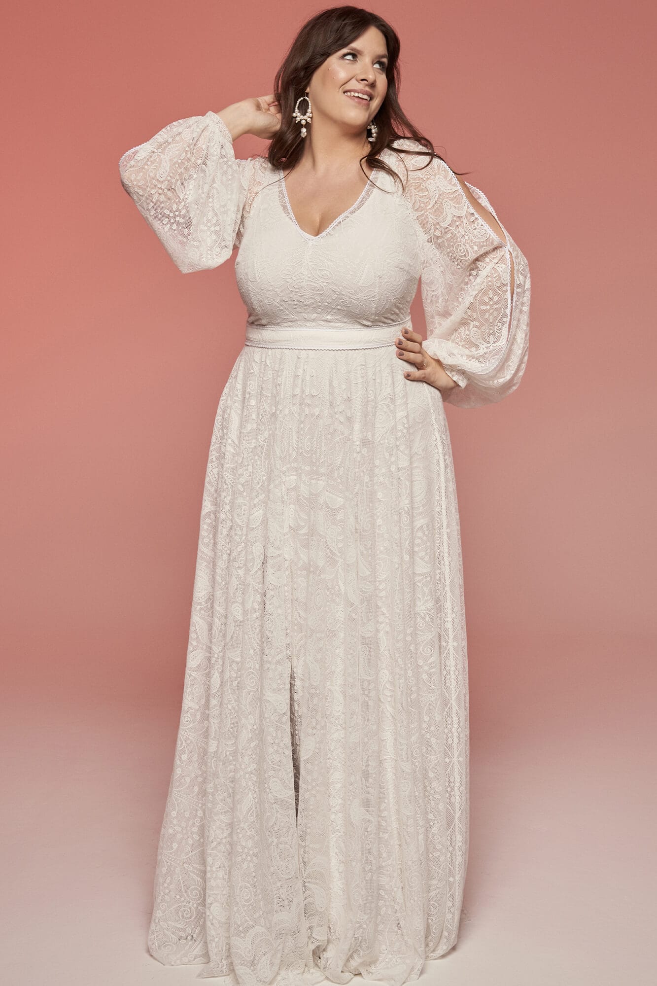 suknia ślubna z długimi, koronkowymi rękawami i dekoltem w serek, w kolorze białym