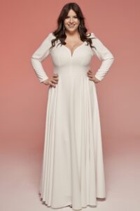 Suknia ślubna z długim rękawem i dekoltem w kształcie litery V w kolorze białym.