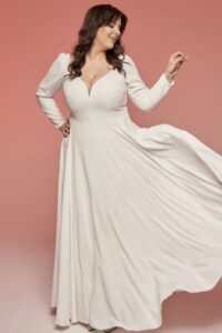 suknia ślubna w kolorze białym z długim rękawem i dekoltem w kształcie litery V