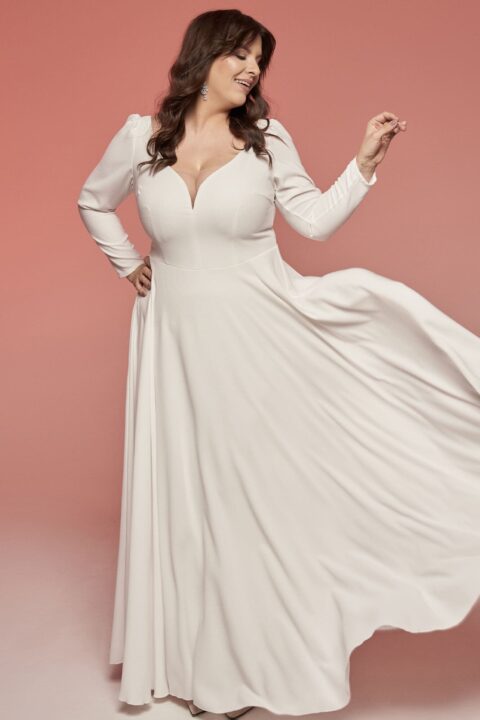 suknia ślubna w kolorze białym z długim rękawem i dekoltem w kształcie litery V