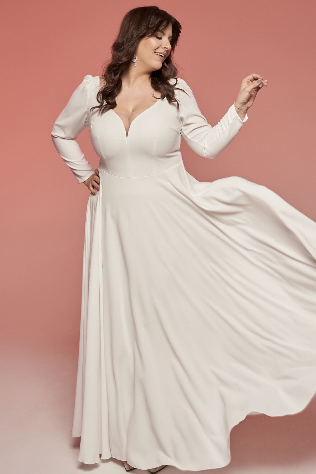 suknia ślubna w kolorze białym z długim rękawem i dekoltem w kształcie litery V