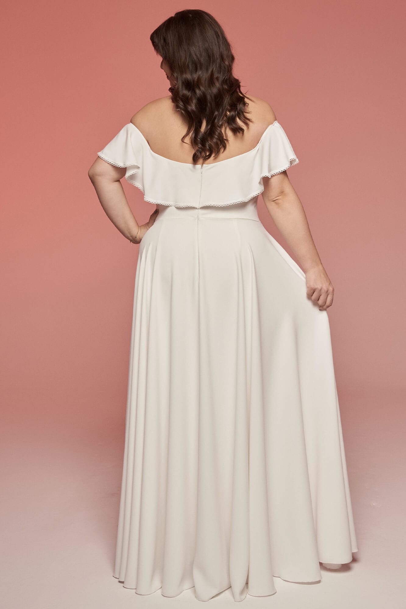 suknia ślubna z odkrytymi ramionami, z falbaną i długim, zwiewnym dołem w kolorze białym