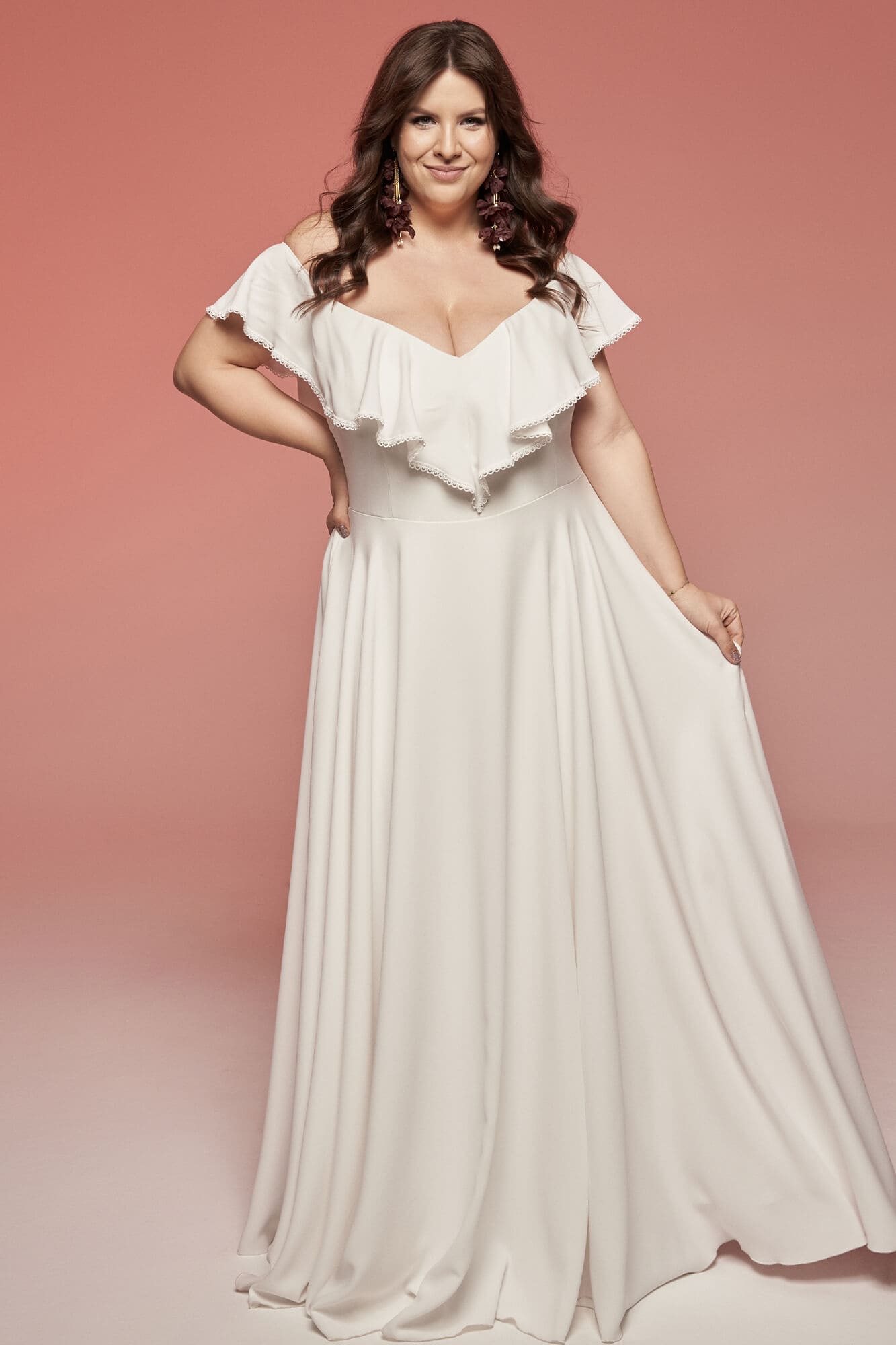 suknia ślubna z dekoltem w kształcie litery V i falbanami na ramionach, w kolorze białym