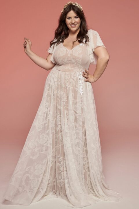 suknia ślubna w jasnym kolorze, z koronkowymi rękawami i długą spódnicą