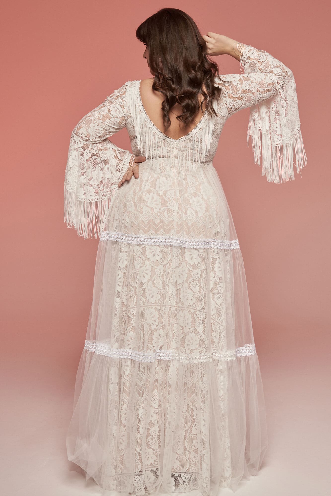 suknia ślubna z długimi, koronkowymi rękawami i przezroczystym dołem, widok z tyłu