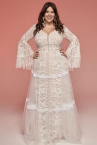 suknia ślubna z długimi rękawami, koronkowym wykończeniem i tiulowym dołem.