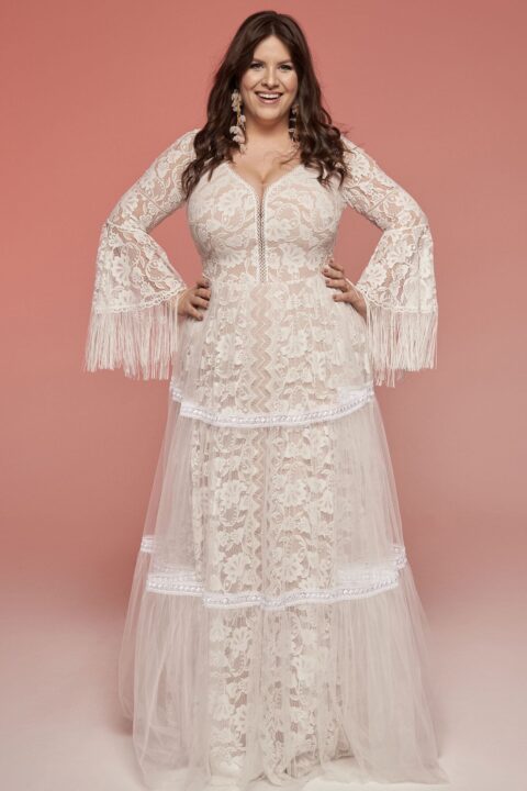 suknia ślubna z długimi rękawami, koronkowym wykończeniem i tiulowym dołem.