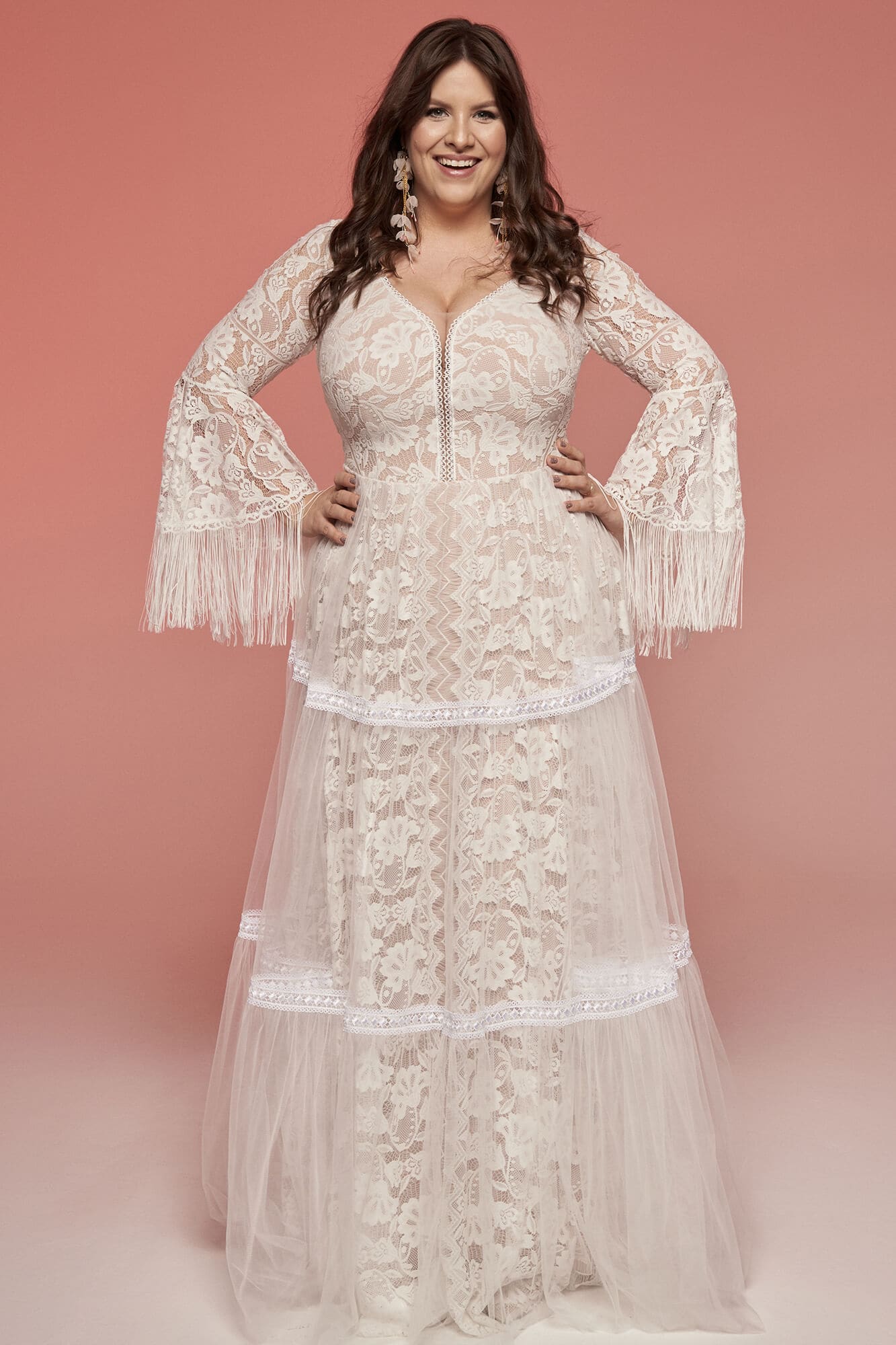 suknia ślubna z długimi rękawami, koronkowym wykończeniem i tiulowym dołem.