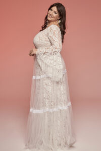 suknia ślubna z długimi rękawami, zdobiona koronką i tiulowym dołem w kolorze jasnym