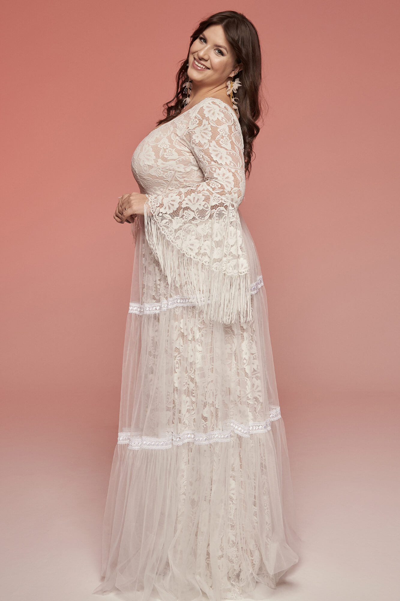 suknia ślubna z długimi rękawami, zdobiona koronką i tiulowym dołem w kolorze jasnym
