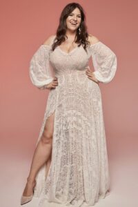 suknia ślubna z długimi rękawami, koronkowym detalem i rozcięciem na nodze