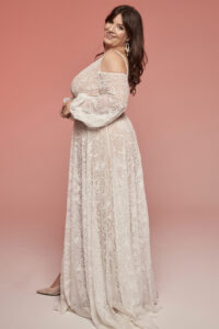 suknia ślubna z długimi rękawami, wykonana z koronki, w kolorze białym