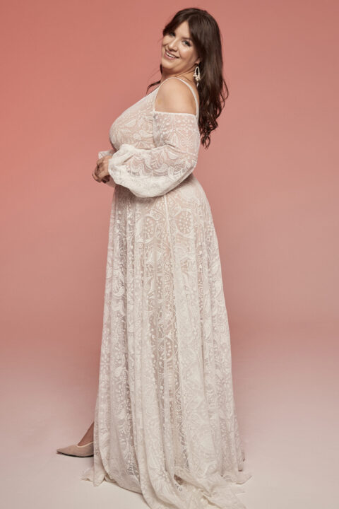 suknia ślubna z długimi rękawami, wykonana z koronki, w kolorze białym