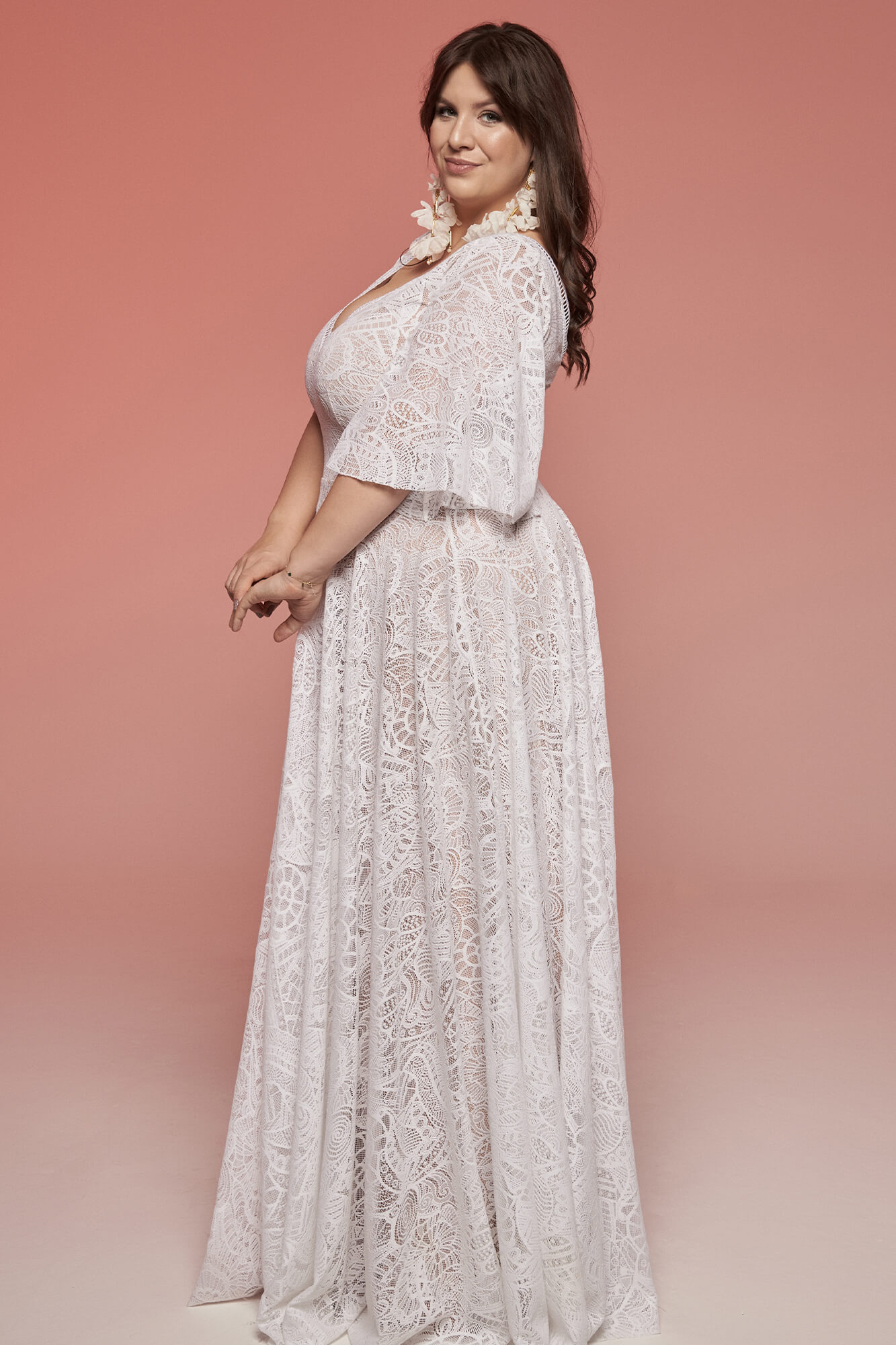 suknia ślubna o długim rękawie, z koronkowym wzorem, w kolorze białym