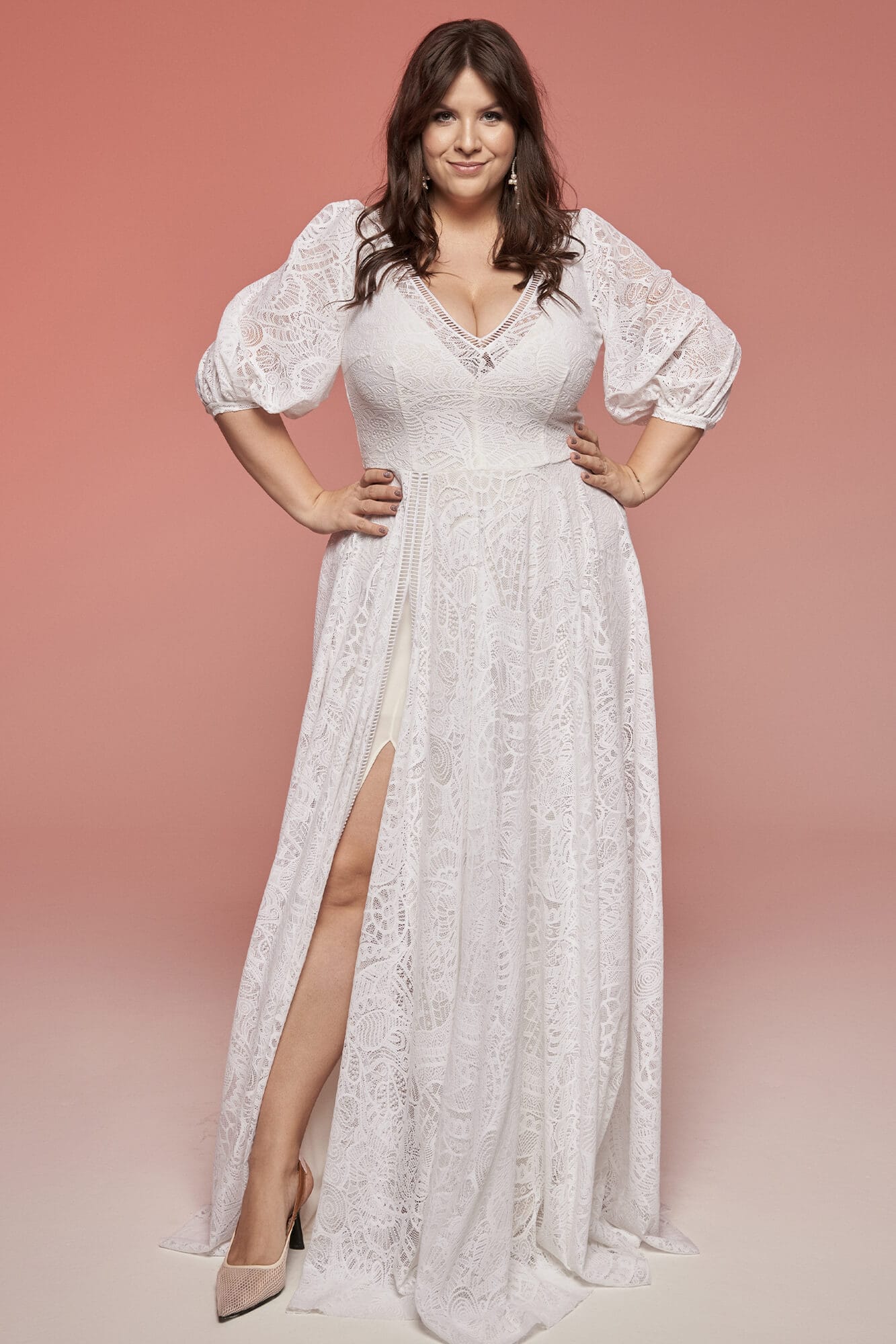 suknia ślubna z dekoltem w serek, długimi rękawami i rozcięciem na udzie, w kolorze białym