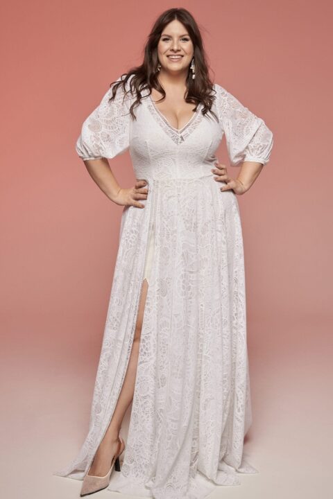 suknia ślubna z długim rękawem, dekoltem w serek i rozcięciem z przodu