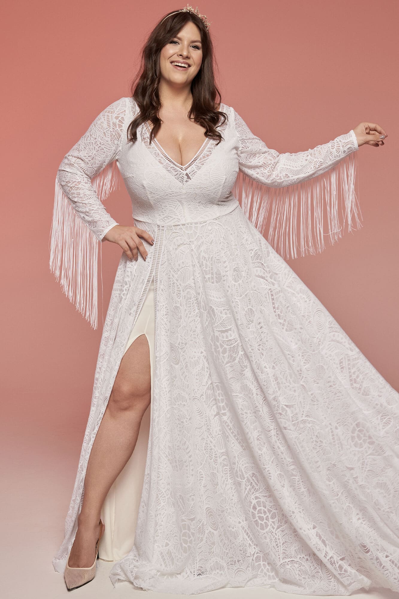 suknia ślubna z długimi rękawami, koronkowym wykończeniem i rozcięciem na nodze