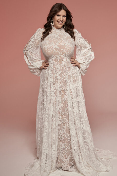 suknia ślubna z długimi rękawami, zdobiona koronką, w kolorze jasnym z różowym tłem