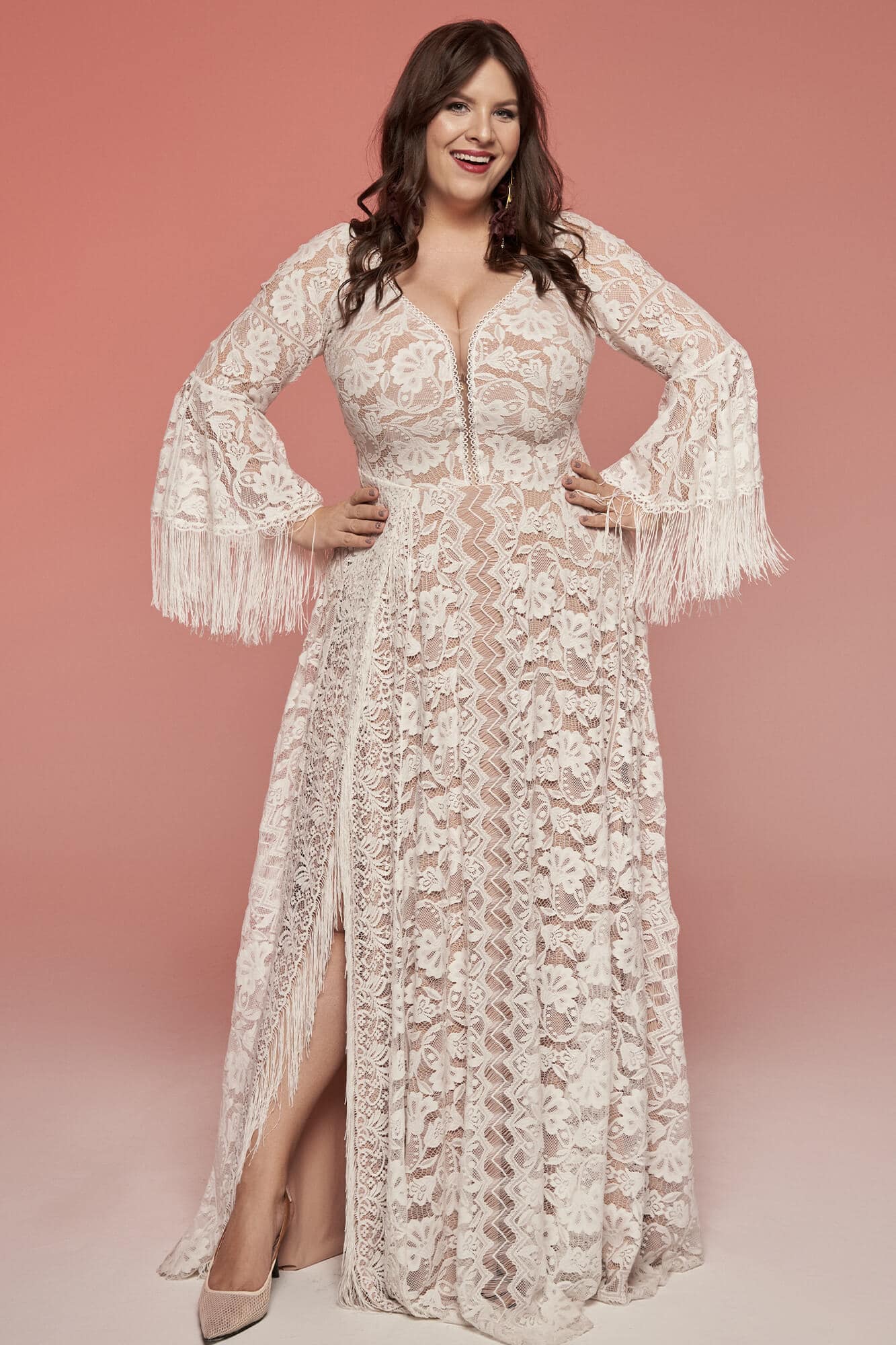 suknia ślubna z długimi rękawami, koronką i frędzlami, w kolorze białym z dekoltem w serek