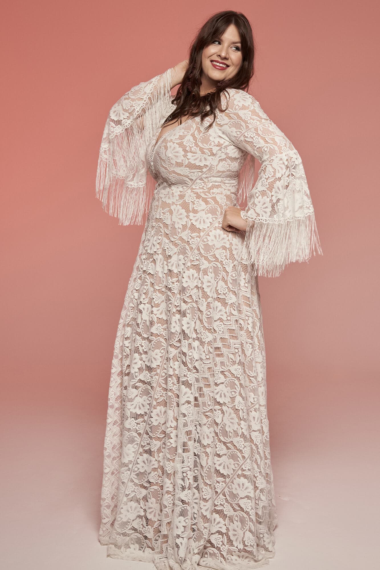 suknia ślubna w kolorze jasnym, z długimi rękawami i frędzlami, o koronkowej strukturze