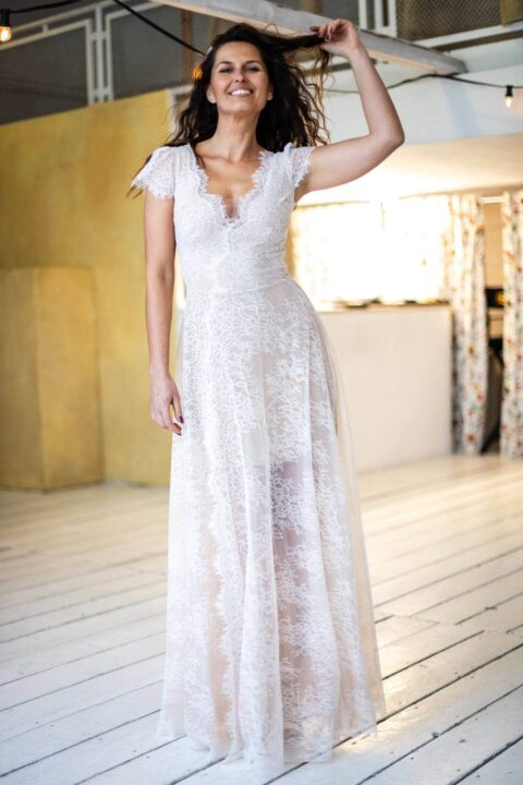 suknia ślubna z koronkowymi rękawami i dekoltem w kształcie litery V, w jasnym kolorze