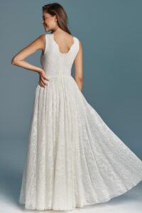 suknia ślubna z dekoltem w serek i długim, zwiewnym dołem w jasnym kolorze