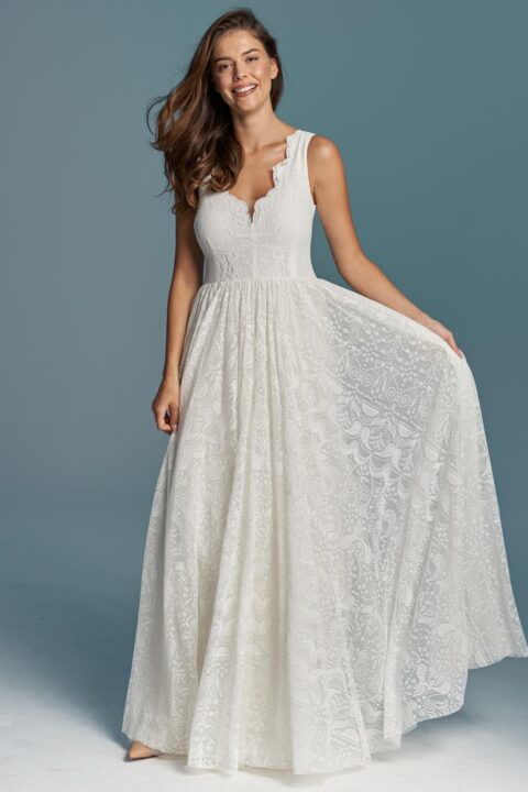 suknia ślubna z dekoltem w serek, z falbanami i długim, zwiewnym dołem w kolorze białym