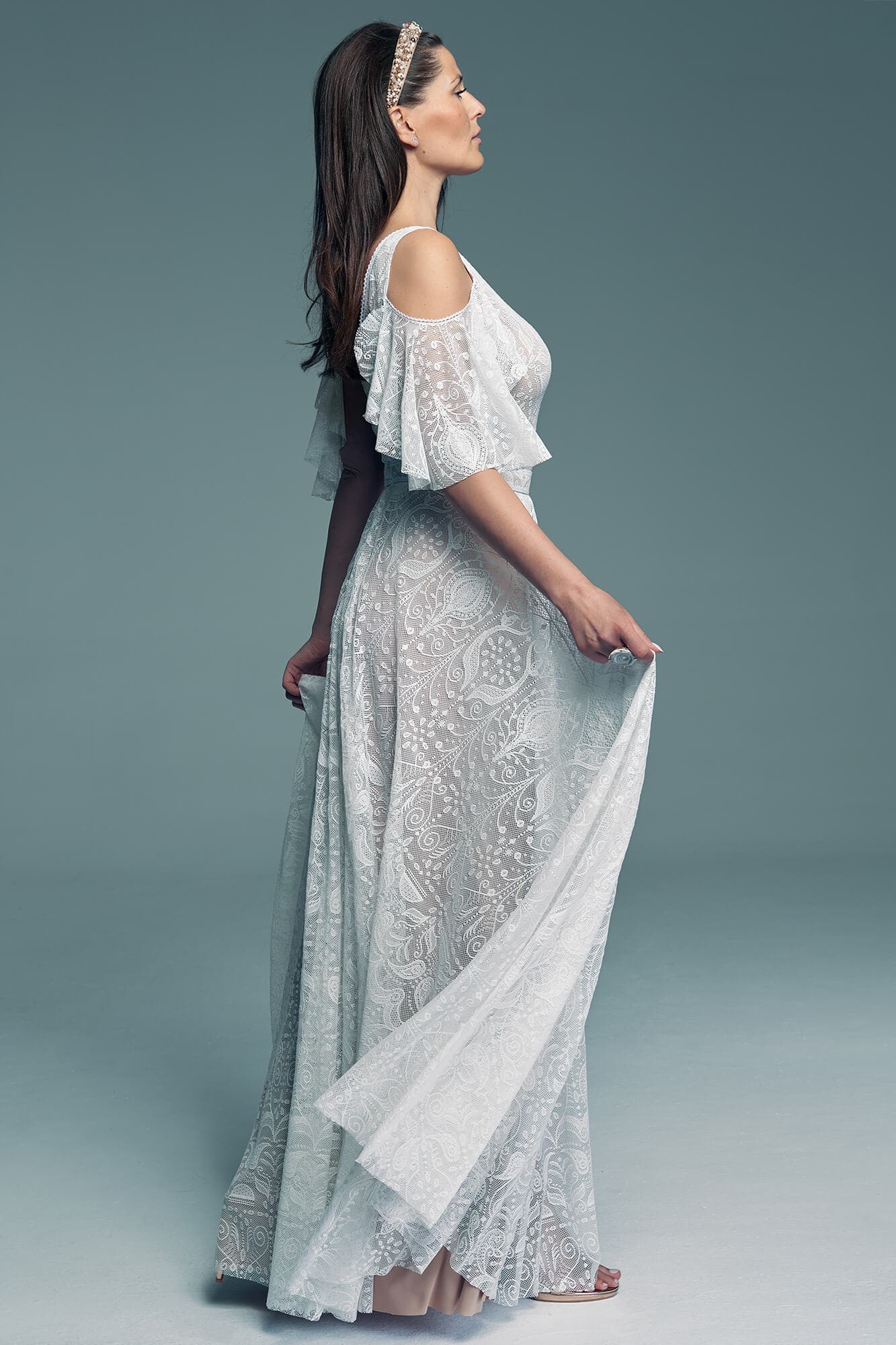 suknia ślubna z koronkowym wykończeniem, z odkrytymi ramionami i falbaniastymi rękawami