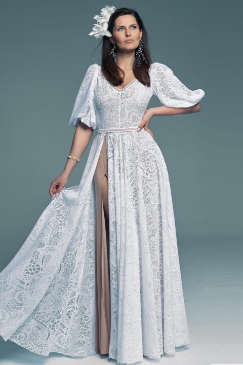 suknia ślubna z długimi rękawami, koronkowym wzorem i rozcięciem na nogawkach