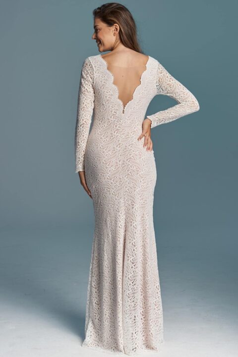 suknia ślubna z długimi rękawami i głębokim dekoltem z tyłu, w kolorze jasnym.