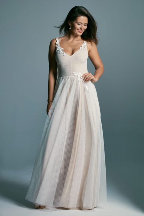 suknia ślubna z koronkowymi ramiączkami i zwiewnym dołem w jasnym kolorze